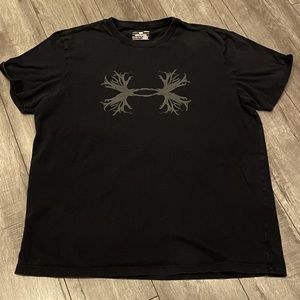 UNDER ARMOUR Mens Tee. Size LG